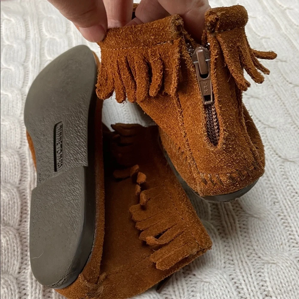 Minnetonka Kids sz 2 suede leather Brown Moccasin ankle Boots fringe rubber sole